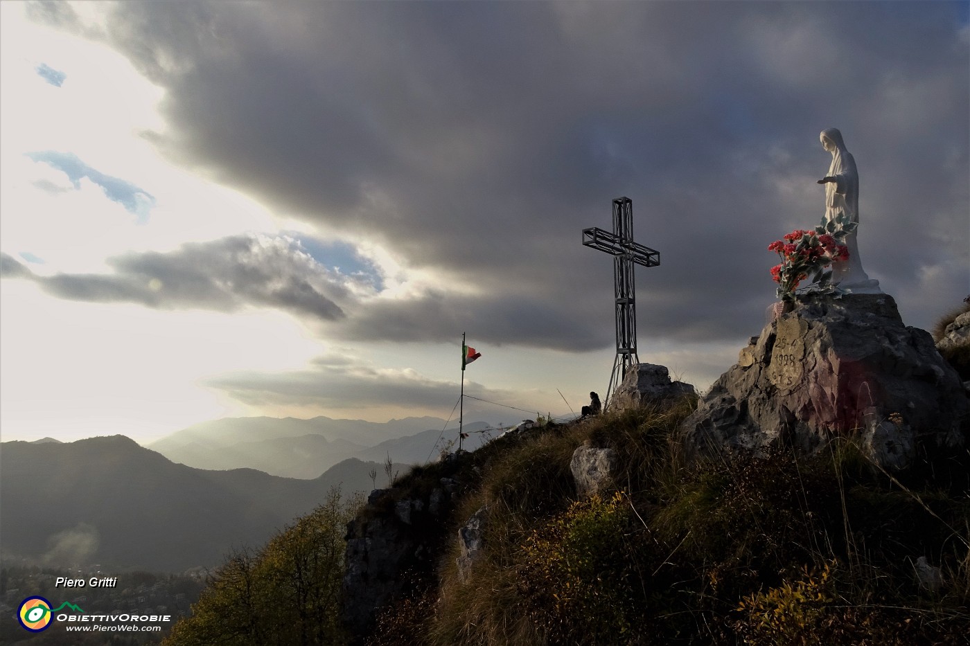 05 Madonnina e croce di vetta della Cornagera.JPG